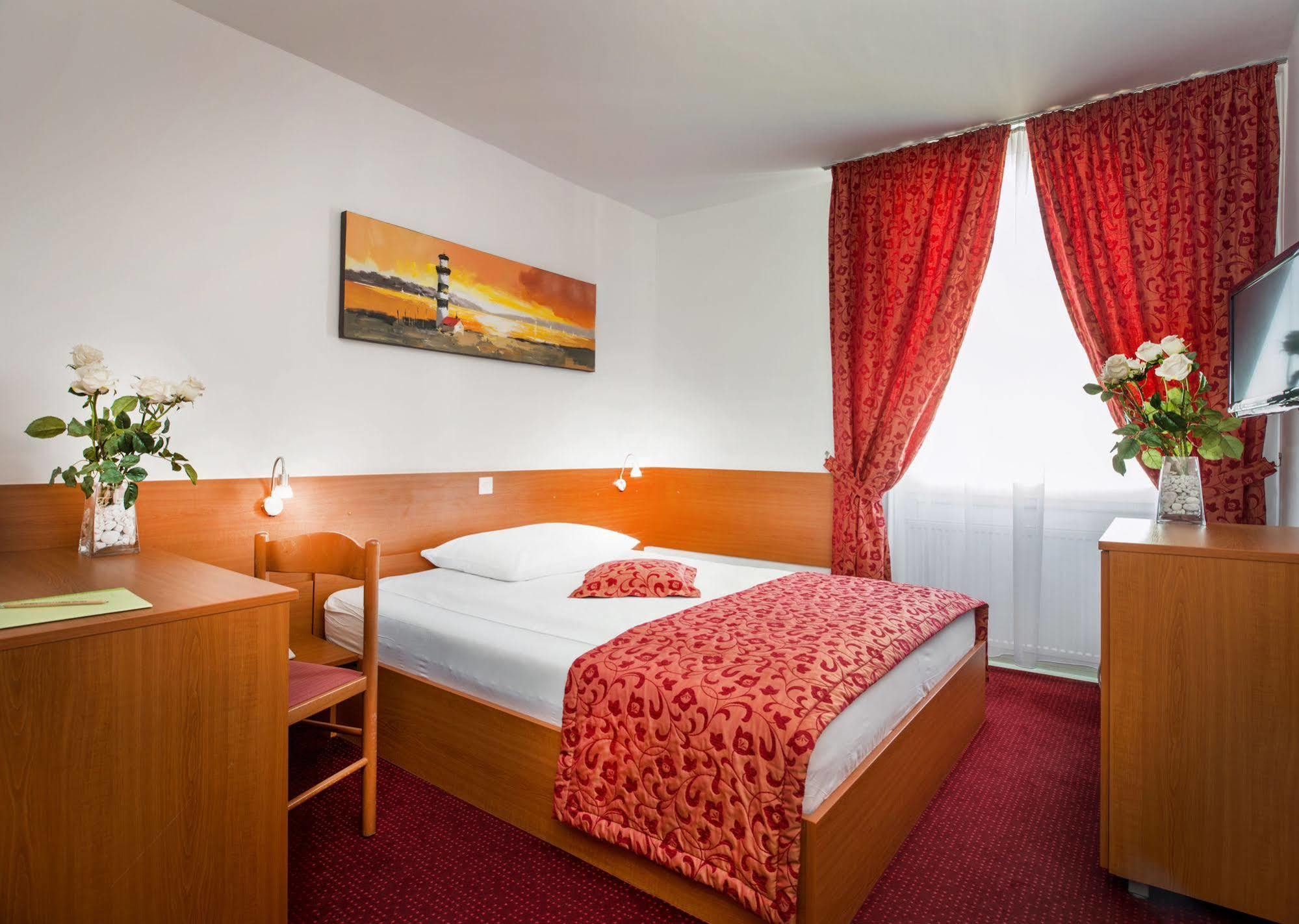 B&B Hotel Ljubljana Park Экстерьер фото