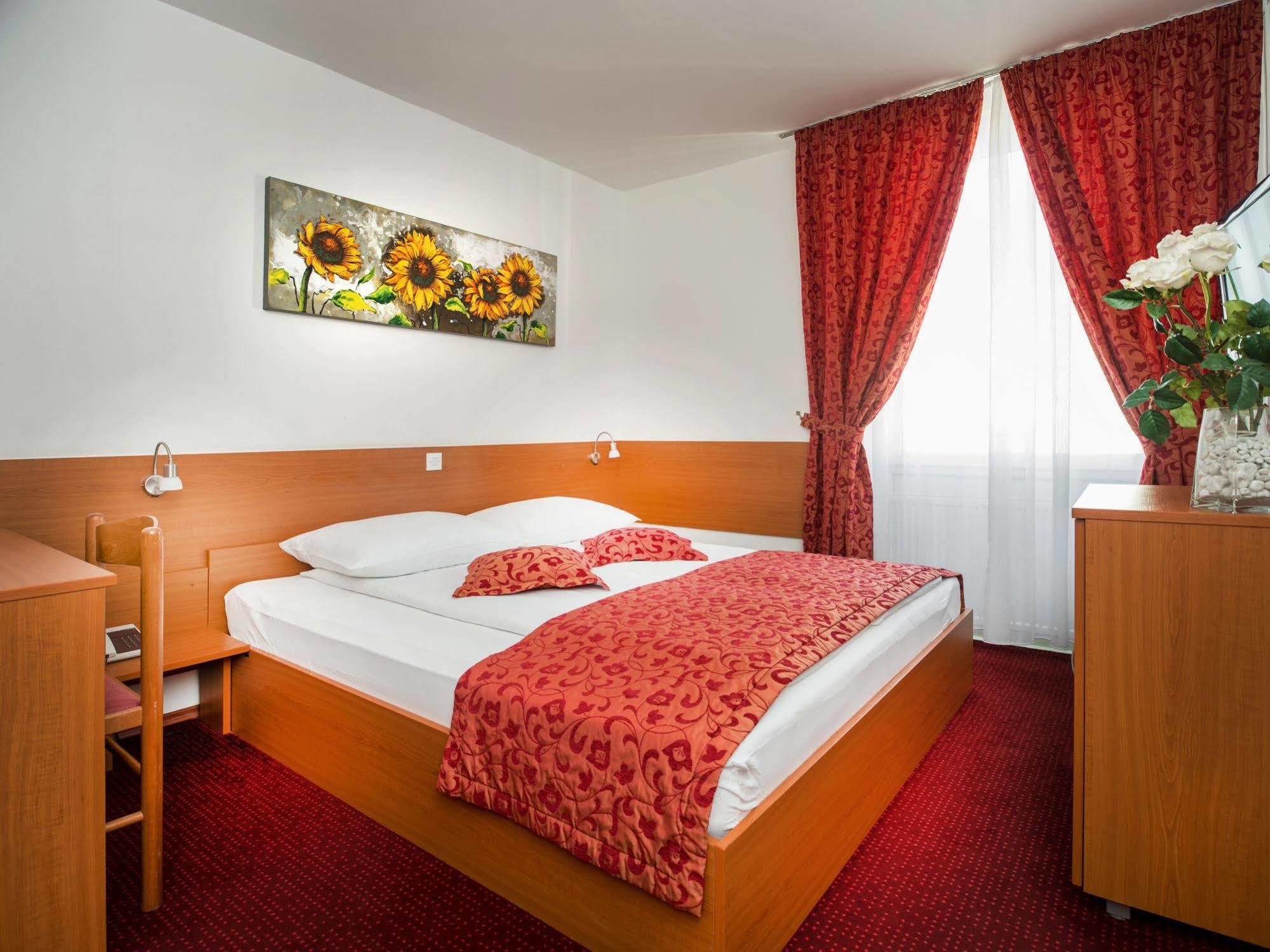 B&B Hotel Ljubljana Park Экстерьер фото